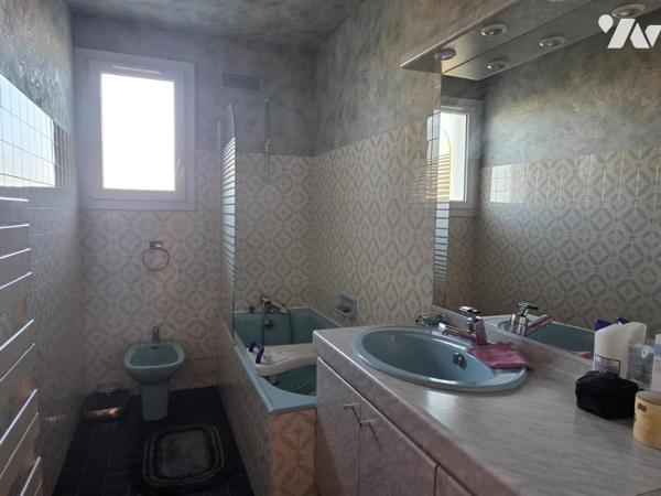 Maison sur sous-sol, trois chambres, 127 m² habitables.