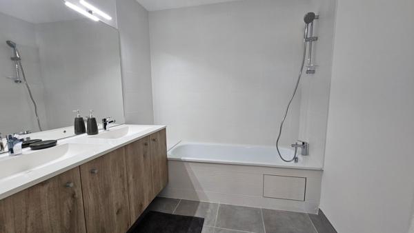 Appartement T5 avec grande terrasse et 3 places de parking