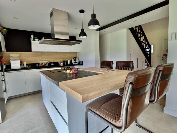 VANNES - Superbe Propriété Rénovée - Volumes et annexes !