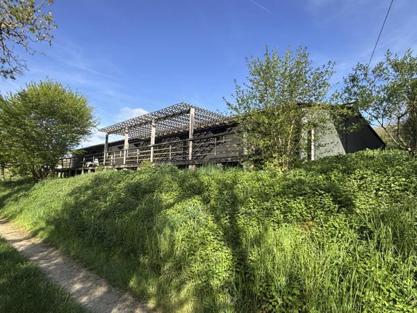 Semur-en-Auxois 20 min: maison de 360m², 10 pièces, 6 chambres, terrain 1700m², atelier. Prix : 395 000€.