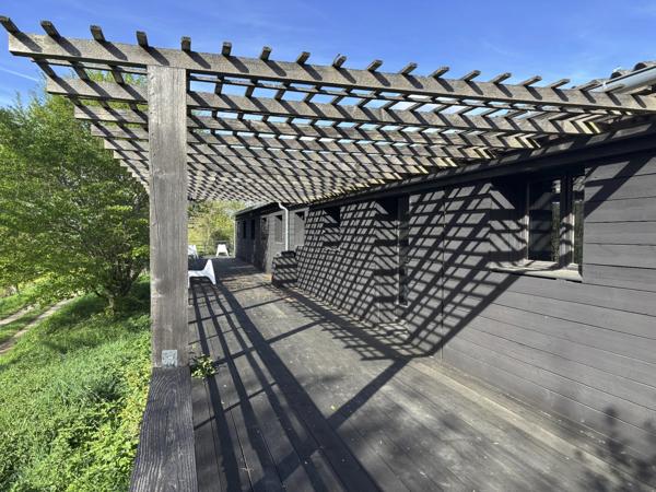 Semur-en-Auxois 20 min: maison de 360m², 10 pièces, 6 chambres, terrain 1700m², atelier. Prix : 395 000€.