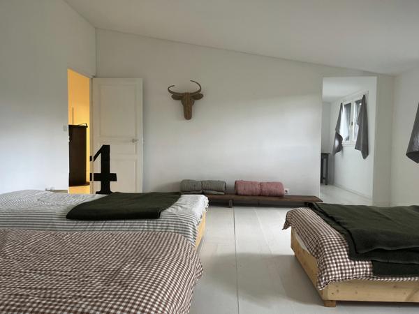 Semur-en-Auxois 20 min: maison de 360m², 10 pièces, 6 chambres, terrain 1700m², atelier. Prix : 395 000€.