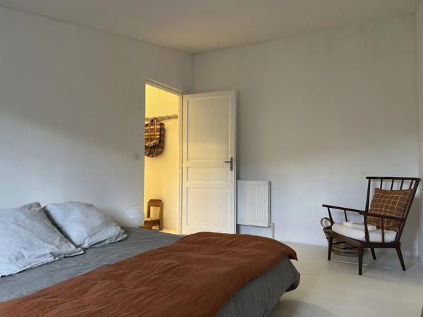 Semur-en-Auxois 20 min: maison de 360m², 10 pièces, 6 chambres, terrain 1700m², atelier. Prix : 395 000€.
