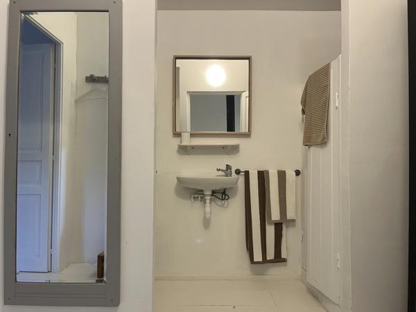 Semur-en-Auxois 20 min: maison de 360m², 10 pièces, 6 chambres, terrain 1700m², atelier. Prix : 395 000€.