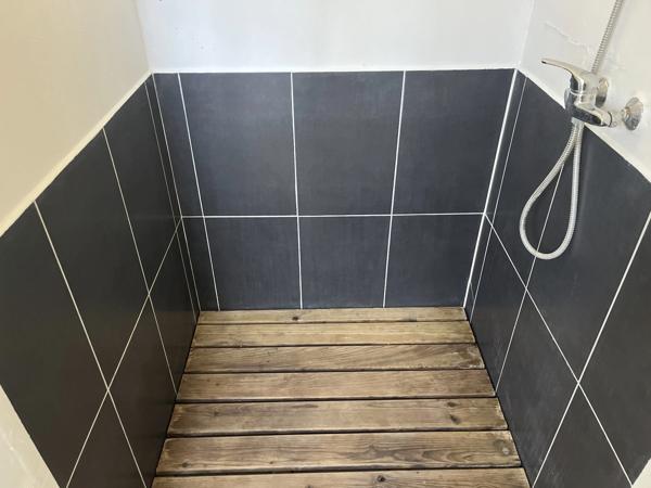 Semur-en-Auxois 20 min: maison de 360m², 10 pièces, 6 chambres, terrain 1700m², atelier. Prix : 395 000€.