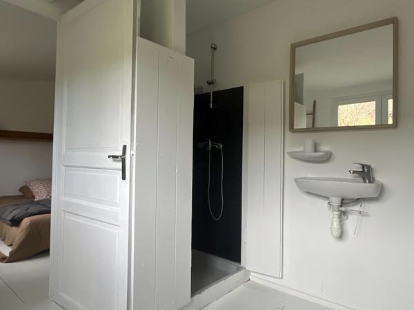 Semur-en-Auxois 20 min: maison de 360m², 10 pièces, 6 chambres, terrain 1700m², atelier. Prix : 395 000€.