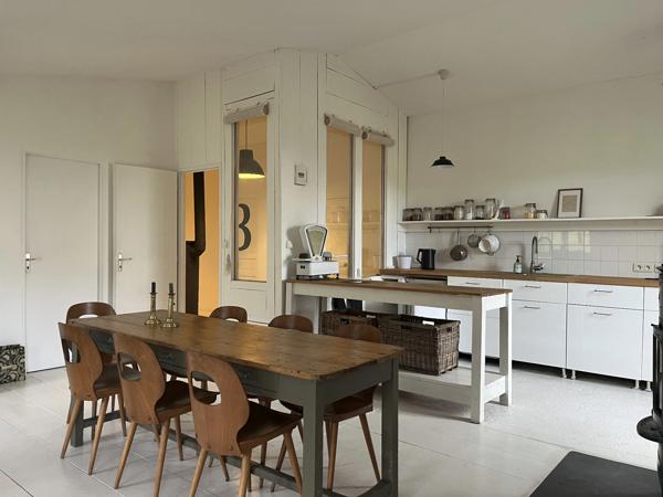 Semur-en-Auxois 20 min: maison de 360m², 10 pièces, 6 chambres, terrain 1700m², atelier. Prix : 395 000€.