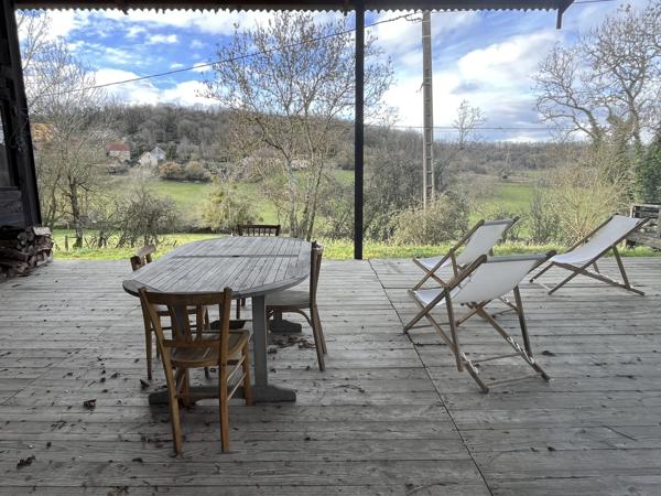 Semur-en-Auxois 20 min: maison de 360m², 10 pièces, 6 chambres, terrain 1700m², atelier. Prix : 395 000€.