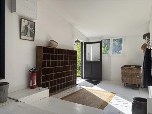 Semur-en-Auxois 20 min: maison de 360m², 10 pièces, 6 chambres, terrain 1700m², atelier. Prix : 395 000€.