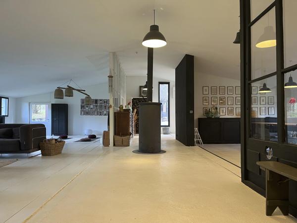Semur-en-Auxois 20 min: maison de 360m², 10 pièces, 6 chambres, terrain 1700m², atelier. Prix : 395 000€.