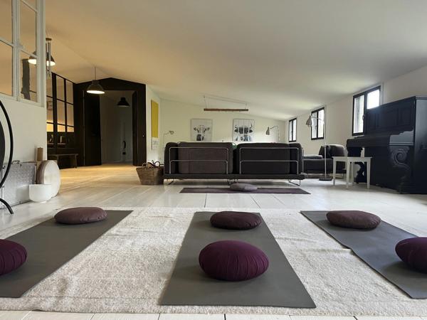 Semur-en-Auxois 20 min: maison de 360m², 10 pièces, 6 chambres, terrain 1700m², atelier. Prix : 395 000€.