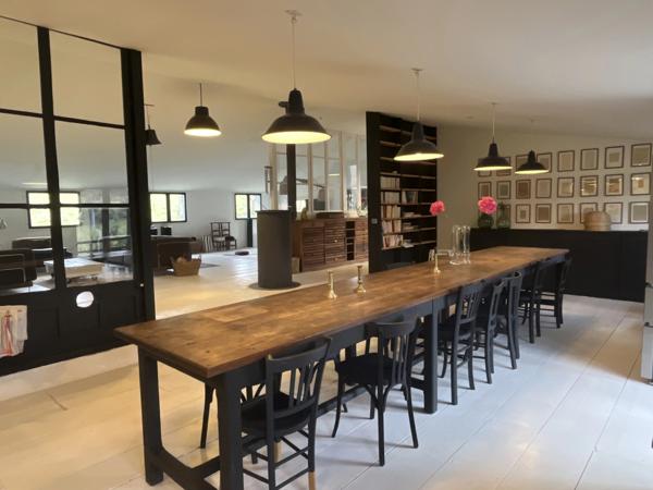 Semur-en-Auxois 20 min: maison de 360m², 10 pièces, 6 chambres, terrain 1700m², atelier. Prix : 395 000€.