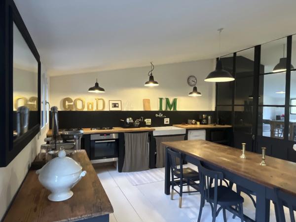 Semur-en-Auxois 20 min: maison de 360m², 10 pièces, 6 chambres, terrain 1700m², atelier. Prix : 395 000€.