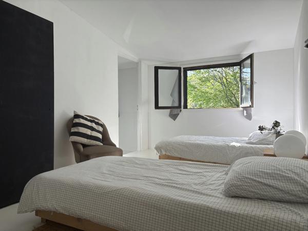 Semur-en-Auxois 20 min: maison de 360m², 10 pièces, 6 chambres, terrain 1700m², atelier. Prix : 395 000€.