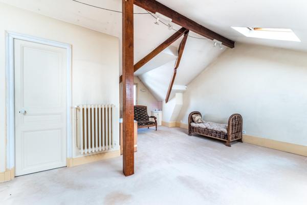 Belle maison familiale de 130m², 4 chambres, quartier recherché proche du centre-ville.