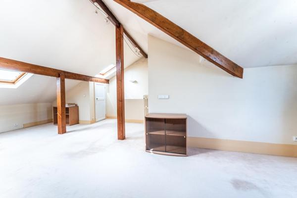 Belle maison familiale de 130m², 4 chambres, quartier recherché proche du centre-ville.