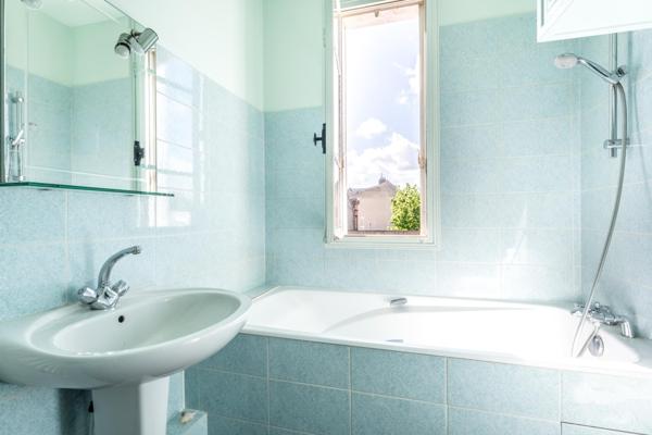 Belle maison familiale de 130m², 4 chambres, quartier recherché proche du centre-ville.