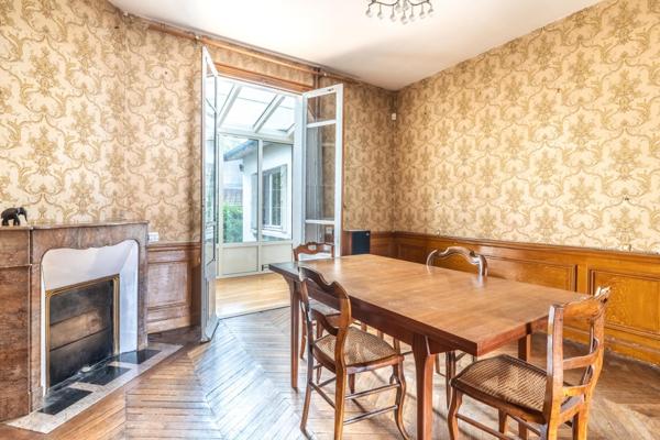 Belle maison familiale de 130m², 4 chambres, quartier recherché proche du centre-ville.