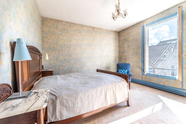 Belle maison familiale de 130m², 4 chambres, quartier recherché proche du centre-ville.