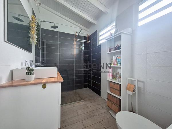 A vendre maison a Raizet Abymes de 5 pieces de 110 m2 avec son jardin privatif