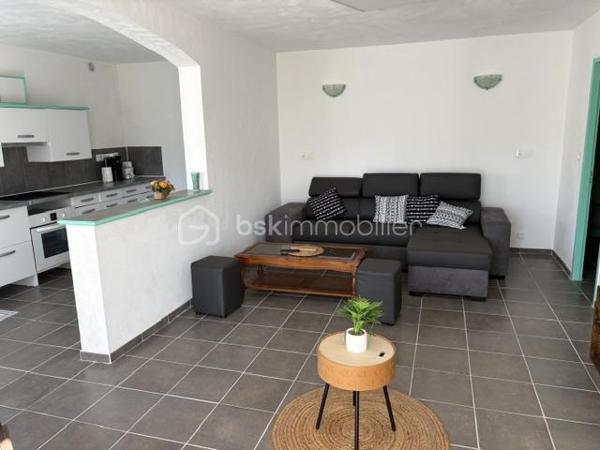Belle maison traditionnelle composée :
1 appartement au premier niveau Type T4 , 115 m² environ (3 chambres), 1 hall, 1 séjour salon, 1 cuisine ouverte, 1 terrasse en aile avec fermetures coulissantes, 1 salle d'eau, 1 WC.
Au rdc : 1 appartement Type T2 , 65 m² environ (1 chambre) pour recevoir amis ou famille et voire location saisonnière, il est tout équipé. 1 séjour, 1 salon, 1 cuisine, 1 salle d'eau douche italienne, 1 WC..
A coté prêt a être fini suivant votre choix 1 garage avec dalle béton, double vitrage a ce jour atelier, stockage de 53 m².
L'ensemble est très lumineux et quartier calme.
Pour famille, ou résidence secondaire.
Le tout sur 1770 m² de terrain constructible.