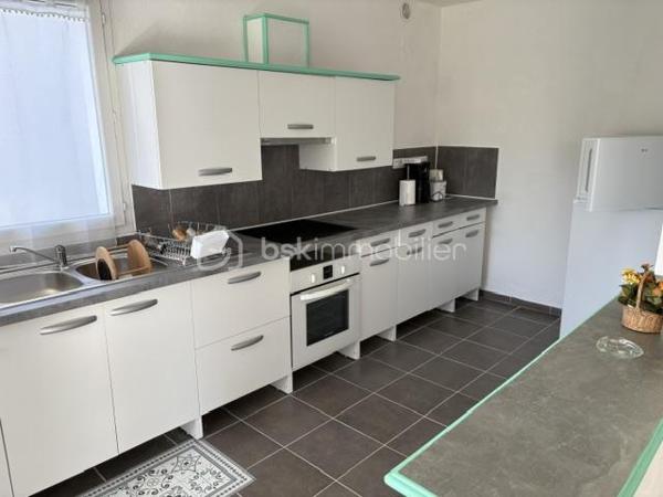 Belle maison traditionnelle composée :
1 appartement au premier niveau Type T4 , 115 m² environ (3 chambres), 1 hall, 1 séjour salon, 1 cuisine ouverte, 1 terrasse en aile avec fermetures coulissantes, 1 salle d'eau, 1 WC.
Au rdc : 1 appartement Type T2 , 65 m² environ (1 chambre) pour recevoir amis ou famille et voire location saisonnière, il est tout équipé. 1 séjour, 1 salon, 1 cuisine, 1 salle d'eau douche italienne, 1 WC..
A coté prêt a être fini suivant votre choix 1 garage avec dalle béton, double vitrage a ce jour atelier, stockage de 53 m².
L'ensemble est très lumineux et quartier calme.
Pour famille, ou résidence secondaire.
Le tout sur 1770 m² de terrain constructible.