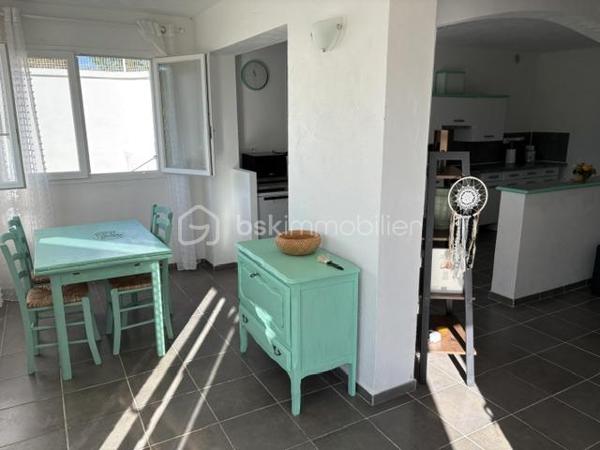 Belle maison traditionnelle composée :
1 appartement au premier niveau Type T4 , 115 m² environ (3 chambres), 1 hall, 1 séjour salon, 1 cuisine ouverte, 1 terrasse en aile avec fermetures coulissantes, 1 salle d'eau, 1 WC.
Au rdc : 1 appartement Type T2 , 65 m² environ (1 chambre) pour recevoir amis ou famille et voire location saisonnière, il est tout équipé. 1 séjour, 1 salon, 1 cuisine, 1 salle d'eau douche italienne, 1 WC..
A coté prêt a être fini suivant votre choix 1 garage avec dalle béton, double vitrage a ce jour atelier, stockage de 53 m².
L'ensemble est très lumineux et quartier calme.
Pour famille, ou résidence secondaire.
Le tout sur 1770 m² de terrain constructible.