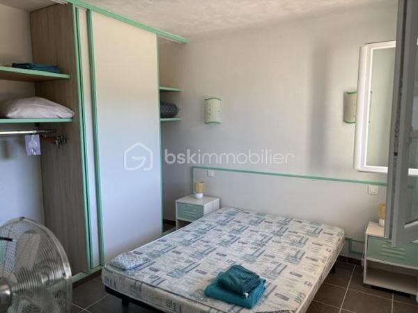 Belle maison traditionnelle composée :
1 appartement au premier niveau Type T4 , 115 m² environ (3 chambres), 1 hall, 1 séjour salon, 1 cuisine ouverte, 1 terrasse en aile avec fermetures coulissantes, 1 salle d'eau, 1 WC.
Au rdc : 1 appartement Type T2 , 65 m² environ (1 chambre) pour recevoir amis ou famille et voire location saisonnière, il est tout équipé. 1 séjour, 1 salon, 1 cuisine, 1 salle d'eau douche italienne, 1 WC..
A coté prêt a être fini suivant votre choix 1 garage avec dalle béton, double vitrage a ce jour atelier, stockage de 53 m².
L'ensemble est très lumineux et quartier calme.
Pour famille, ou résidence secondaire.
Le tout sur 1770 m² de terrain constructible.