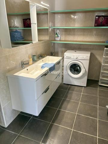 Belle maison traditionnelle composée :
1 appartement au premier niveau Type T4 , 115 m² environ (3 chambres), 1 hall, 1 séjour salon, 1 cuisine ouverte, 1 terrasse en aile avec fermetures coulissantes, 1 salle d'eau, 1 WC.
Au rdc : 1 appartement Type T2 , 65 m² environ (1 chambre) pour recevoir amis ou famille et voire location saisonnière, il est tout équipé. 1 séjour, 1 salon, 1 cuisine, 1 salle d'eau douche italienne, 1 WC..
A coté prêt a être fini suivant votre choix 1 garage avec dalle béton, double vitrage a ce jour atelier, stockage de 53 m².
L'ensemble est très lumineux et quartier calme.
Pour famille, ou résidence secondaire.
Le tout sur 1770 m² de terrain constructible.