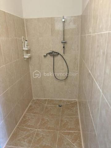 Belle maison traditionnelle composée :
1 appartement au premier niveau Type T4 , 115 m² environ (3 chambres), 1 hall, 1 séjour salon, 1 cuisine ouverte, 1 terrasse en aile avec fermetures coulissantes, 1 salle d'eau, 1 WC.
Au rdc : 1 appartement Type T2 , 65 m² environ (1 chambre) pour recevoir amis ou famille et voire location saisonnière, il est tout équipé. 1 séjour, 1 salon, 1 cuisine, 1 salle d'eau douche italienne, 1 WC..
A coté prêt a être fini suivant votre choix 1 garage avec dalle béton, double vitrage a ce jour atelier, stockage de 53 m².
L'ensemble est très lumineux et quartier calme.
Pour famille, ou résidence secondaire.
Le tout sur 1770 m² de terrain constructible.