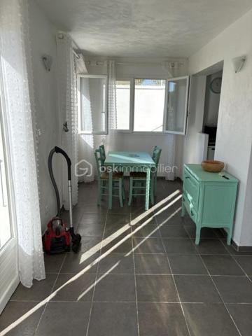 Belle maison traditionnelle composée :
1 appartement au premier niveau Type T4 , 115 m² environ (3 chambres), 1 hall, 1 séjour salon, 1 cuisine ouverte, 1 terrasse en aile avec fermetures coulissantes, 1 salle d'eau, 1 WC.
Au rdc : 1 appartement Type T2 , 65 m² environ (1 chambre) pour recevoir amis ou famille et voire location saisonnière, il est tout équipé. 1 séjour, 1 salon, 1 cuisine, 1 salle d'eau douche italienne, 1 WC..
A coté prêt a être fini suivant votre choix 1 garage avec dalle béton, double vitrage a ce jour atelier, stockage de 53 m².
L'ensemble est très lumineux et quartier calme.
Pour famille, ou résidence secondaire.
Le tout sur 1770 m² de terrain constructible.