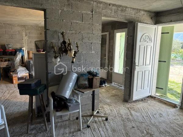 Belle maison traditionnelle composée :
1 appartement au premier niveau Type T4 , 115 m² environ (3 chambres), 1 hall, 1 séjour salon, 1 cuisine ouverte, 1 terrasse en aile avec fermetures coulissantes, 1 salle d'eau, 1 WC.
Au rdc : 1 appartement Type T2 , 65 m² environ (1 chambre) pour recevoir amis ou famille et voire location saisonnière, il est tout équipé. 1 séjour, 1 salon, 1 cuisine, 1 salle d'eau douche italienne, 1 WC..
A coté prêt a être fini suivant votre choix 1 garage avec dalle béton, double vitrage a ce jour atelier, stockage de 53 m².
L'ensemble est très lumineux et quartier calme.
Pour famille, ou résidence secondaire.
Le tout sur 1770 m² de terrain constructible.