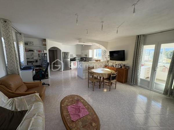 Belle maison traditionnelle composée :
1 appartement au premier niveau Type T4 , 115 m² environ (3 chambres), 1 hall, 1 séjour salon, 1 cuisine ouverte, 1 terrasse en aile avec fermetures coulissantes, 1 salle d'eau, 1 WC.
Au rdc : 1 appartement Type T2 , 65 m² environ (1 chambre) pour recevoir amis ou famille et voire location saisonnière, il est tout équipé. 1 séjour, 1 salon, 1 cuisine, 1 salle d'eau douche italienne, 1 WC..
A coté prêt a être fini suivant votre choix 1 garage avec dalle béton, double vitrage a ce jour atelier, stockage de 53 m².
L'ensemble est très lumineux et quartier calme.
Pour famille, ou résidence secondaire.
Le tout sur 1770 m² de terrain constructible.