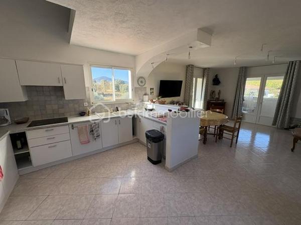 Belle maison traditionnelle composée :
1 appartement au premier niveau Type T4 , 115 m² environ (3 chambres), 1 hall, 1 séjour salon, 1 cuisine ouverte, 1 terrasse en aile avec fermetures coulissantes, 1 salle d'eau, 1 WC.
Au rdc : 1 appartement Type T2 , 65 m² environ (1 chambre) pour recevoir amis ou famille et voire location saisonnière, il est tout équipé. 1 séjour, 1 salon, 1 cuisine, 1 salle d'eau douche italienne, 1 WC..
A coté prêt a être fini suivant votre choix 1 garage avec dalle béton, double vitrage a ce jour atelier, stockage de 53 m².
L'ensemble est très lumineux et quartier calme.
Pour famille, ou résidence secondaire.
Le tout sur 1770 m² de terrain constructible.