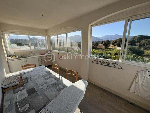 Belle maison traditionnelle composée :
1 appartement au premier niveau Type T4 , 115 m² environ (3 chambres), 1 hall, 1 séjour salon, 1 cuisine ouverte, 1 terrasse en aile avec fermetures coulissantes, 1 salle d'eau, 1 WC.
Au rdc : 1 appartement Type T2 , 65 m² environ (1 chambre) pour recevoir amis ou famille et voire location saisonnière, il est tout équipé. 1 séjour, 1 salon, 1 cuisine, 1 salle d'eau douche italienne, 1 WC..
A coté prêt a être fini suivant votre choix 1 garage avec dalle béton, double vitrage a ce jour atelier, stockage de 53 m².
L'ensemble est très lumineux et quartier calme.
Pour famille, ou résidence secondaire.
Le tout sur 1770 m² de terrain constructible.