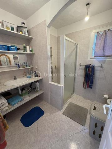 Belle maison traditionnelle composée :
1 appartement au premier niveau Type T4 , 115 m² environ (3 chambres), 1 hall, 1 séjour salon, 1 cuisine ouverte, 1 terrasse en aile avec fermetures coulissantes, 1 salle d'eau, 1 WC.
Au rdc : 1 appartement Type T2 , 65 m² environ (1 chambre) pour recevoir amis ou famille et voire location saisonnière, il est tout équipé. 1 séjour, 1 salon, 1 cuisine, 1 salle d'eau douche italienne, 1 WC..
A coté prêt a être fini suivant votre choix 1 garage avec dalle béton, double vitrage a ce jour atelier, stockage de 53 m².
L'ensemble est très lumineux et quartier calme.
Pour famille, ou résidence secondaire.
Le tout sur 1770 m² de terrain constructible.