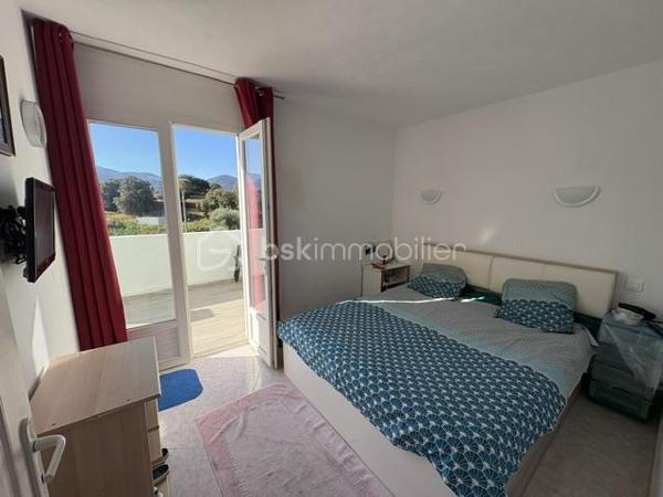 Belle maison traditionnelle composée :
1 appartement au premier niveau Type T4 , 115 m² environ (3 chambres), 1 hall, 1 séjour salon, 1 cuisine ouverte, 1 terrasse en aile avec fermetures coulissantes, 1 salle d'eau, 1 WC.
Au rdc : 1 appartement Type T2 , 65 m² environ (1 chambre) pour recevoir amis ou famille et voire location saisonnière, il est tout équipé. 1 séjour, 1 salon, 1 cuisine, 1 salle d'eau douche italienne, 1 WC..
A coté prêt a être fini suivant votre choix 1 garage avec dalle béton, double vitrage a ce jour atelier, stockage de 53 m².
L'ensemble est très lumineux et quartier calme.
Pour famille, ou résidence secondaire.
Le tout sur 1770 m² de terrain constructible.