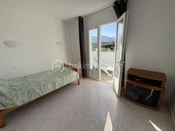 Belle maison traditionnelle composée :
1 appartement au premier niveau Type T4 , 115 m² environ (3 chambres), 1 hall, 1 séjour salon, 1 cuisine ouverte, 1 terrasse en aile avec fermetures coulissantes, 1 salle d'eau, 1 WC.
Au rdc : 1 appartement Type T2 , 65 m² environ (1 chambre) pour recevoir amis ou famille et voire location saisonnière, il est tout équipé. 1 séjour, 1 salon, 1 cuisine, 1 salle d'eau douche italienne, 1 WC..
A coté prêt a être fini suivant votre choix 1 garage avec dalle béton, double vitrage a ce jour atelier, stockage de 53 m².
L'ensemble est très lumineux et quartier calme.
Pour famille, ou résidence secondaire.
Le tout sur 1770 m² de terrain constructible.