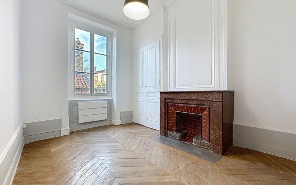 Immeuble à vendre    15 pièces • 925,63 m2 Lyon 4