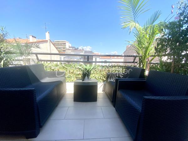 CANNES – BANANE | 65 M² | DERNIER ÉTAGE | TERRASSE 18 M² | 2 CHAMBRES | FORT POTENTIEL LOCATIF
EXCLUSIVITÉ 

À seulement 10 minutes à pied des plages, au cœur du très recherché secteur de la Banane, découvrez ce superbe appartement de 65 m² habitables, situé au 4ᵉ et dernier étage d’un bel immeuble rénové.
Traversant et exposé plein sud, cet appartement entièrement refait à neuf bénéficie d’une belle luminosité et d’une configuration particulièrement adaptée à un investissement d'habitation principale ou locatif.

UN APPARTEMENT ENTIÈREMENT RÉNOVÉ

L’appartement se compose d’une grande pièce à vivre lumineuse et climatisée, d’une cuisine américaine entièrement aménagée, d'une salle de douche et de toilettes indépendants, d'une grande chambre climatisée avec placard et d'un bureau actuellement utilisé en chambre avec fenêtres double vitrage et volets électriques.
Il bénéficie également d’une belle loggia fermée et d’une remarquable terrasse extérieure de 18 m², véritable prolongement de l’espace de vie.

Une télévision est installée dans chaque pièce, un équipement particulièrement adapté à la location.
Les prestations sont soignées : sols en carrelage blanc, nombreuses prises électriques et appartement entièrement rénové, prêt à vivre ou à louer.

DES MENUISERIES NEUVES ET UNE COPROPRIÉTÉ SANS TRAVAUX À PRÉVOIR

Autre atout majeur : les baies vitrées en double vitrage ont été remplacées cette année, apportant confort thermique, isolation et luminosité.
La copropriété a également fait l’objet d’importants travaux d’entretien récemment :

● Parties communes entièrement rénovées cette année
● Ravalement de façade réalisé récemment
● Aucun travaux de copropriété à prévoir

Un véritable avantage pour un acquéreur, et notamment pour un investisseur souhaitant maîtriser ses dépenses et bénéficier d’un bien immédiatement exploitable.
Une cave complète le bien. Idéal pour stocker ses affaires personnelles en cas de location saisonnière.
Dans la cour de la copropriété, des places de stationnement libres permettent également de se garer.

UN EMPLACEMENT PRIVILÉGIÉ
À proximité immédiate des commerces, transports, écoles, lycées et de la gare, et à seulement 10 minutes à pied des plages, il offre une localisation idéale pour un investissement à Cannes.

DES CHARGES PARTICULIÈREMENT MAÎTRISÉES

● Charges de copropriété : environ 460 € par trimestre
● Électricité : environ 67 € par mois

RECAPITULATIF 
● 65 m2 habitable + 18 m2 de terrasse
● 4ᵉ et dernier étage avec ascenseur
● Exposition plein sud
● Appartement traversant
● Climatisation réversible
● Baies vitrées double vitrage neuves
● Cave
● Place de parking libre dans la cours
● Aucun travaux de copropriété à prévoir

UN INVESTISSEMENT CLÉ EN MAIN
Emplacement recherché, 65 m² habitables, deux chambres, terrasse de 18 m², dernier étage, exposition plein sud, rénovation complète, menuiseries neuves, copropriété récemment rénovée et absence de travaux à prévoir : un ensemble d’atouts particulièrement recherché sur le marché cannois.
Un appartement clé en main, offrant un excellent potentiel locatif et idéal pour un investisseur souhaitant acquérir un bien dans la Banane de Cannes avec des charges maîtrisées et sans travaux importants à anticiper.
À visiter rapidement.