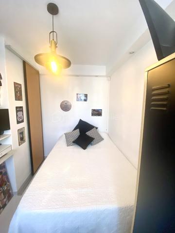 CANNES – BANANE | 65 M² | DERNIER ÉTAGE | TERRASSE 18 M² | 2 CHAMBRES | FORT POTENTIEL LOCATIF
EXCLUSIVITÉ 

À seulement 10 minutes à pied des plages, au cœur du très recherché secteur de la Banane, découvrez ce superbe appartement de 65 m² habitables, situé au 4ᵉ et dernier étage d’un bel immeuble rénové.
Traversant et exposé plein sud, cet appartement entièrement refait à neuf bénéficie d’une belle luminosité et d’une configuration particulièrement adaptée à un investissement d'habitation principale ou locatif.

UN APPARTEMENT ENTIÈREMENT RÉNOVÉ

L’appartement se compose d’une grande pièce à vivre lumineuse et climatisée, d’une cuisine américaine entièrement aménagée, d'une salle de douche et de toilettes indépendants, d'une grande chambre climatisée avec placard et d'un bureau actuellement utilisé en chambre avec fenêtres double vitrage et volets électriques.
Il bénéficie également d’une belle loggia fermée et d’une remarquable terrasse extérieure de 18 m², véritable prolongement de l’espace de vie.

Une télévision est installée dans chaque pièce, un équipement particulièrement adapté à la location.
Les prestations sont soignées : sols en carrelage blanc, nombreuses prises électriques et appartement entièrement rénové, prêt à vivre ou à louer.

DES MENUISERIES NEUVES ET UNE COPROPRIÉTÉ SANS TRAVAUX À PRÉVOIR

Autre atout majeur : les baies vitrées en double vitrage ont été remplacées cette année, apportant confort thermique, isolation et luminosité.
La copropriété a également fait l’objet d’importants travaux d’entretien récemment :

● Parties communes entièrement rénovées cette année
● Ravalement de façade réalisé récemment
● Aucun travaux de copropriété à prévoir

Un véritable avantage pour un acquéreur, et notamment pour un investisseur souhaitant maîtriser ses dépenses et bénéficier d’un bien immédiatement exploitable.
Une cave complète le bien. Idéal pour stocker ses affaires personnelles en cas de location saisonnière.
Dans la cour de la copropriété, des places de stationnement libres permettent également de se garer.

UN EMPLACEMENT PRIVILÉGIÉ
À proximité immédiate des commerces, transports, écoles, lycées et de la gare, et à seulement 10 minutes à pied des plages, il offre une localisation idéale pour un investissement à Cannes.

DES CHARGES PARTICULIÈREMENT MAÎTRISÉES

● Charges de copropriété : environ 460 € par trimestre
● Électricité : environ 67 € par mois

RECAPITULATIF 
● 65 m2 habitable + 18 m2 de terrasse
● 4ᵉ et dernier étage avec ascenseur
● Exposition plein sud
● Appartement traversant
● Climatisation réversible
● Baies vitrées double vitrage neuves
● Cave
● Place de parking libre dans la cours
● Aucun travaux de copropriété à prévoir

UN INVESTISSEMENT CLÉ EN MAIN
Emplacement recherché, 65 m² habitables, deux chambres, terrasse de 18 m², dernier étage, exposition plein sud, rénovation complète, menuiseries neuves, copropriété récemment rénovée et absence de travaux à prévoir : un ensemble d’atouts particulièrement recherché sur le marché cannois.
Un appartement clé en main, offrant un excellent potentiel locatif et idéal pour un investisseur souhaitant acquérir un bien dans la Banane de Cannes avec des charges maîtrisées et sans travaux importants à anticiper.
À visiter rapidement.