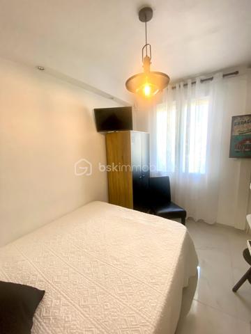 CANNES – BANANE | 65 M² | DERNIER ÉTAGE | TERRASSE 18 M² | 2 CHAMBRES | FORT POTENTIEL LOCATIF
EXCLUSIVITÉ 

À seulement 10 minutes à pied des plages, au cœur du très recherché secteur de la Banane, découvrez ce superbe appartement de 65 m² habitables, situé au 4ᵉ et dernier étage d’un bel immeuble rénové.
Traversant et exposé plein sud, cet appartement entièrement refait à neuf bénéficie d’une belle luminosité et d’une configuration particulièrement adaptée à un investissement d'habitation principale ou locatif.

UN APPARTEMENT ENTIÈREMENT RÉNOVÉ

L’appartement se compose d’une grande pièce à vivre lumineuse et climatisée, d’une cuisine américaine entièrement aménagée, d'une salle de douche et de toilettes indépendants, d'une grande chambre climatisée avec placard et d'un bureau actuellement utilisé en chambre avec fenêtres double vitrage et volets électriques.
Il bénéficie également d’une belle loggia fermée et d’une remarquable terrasse extérieure de 18 m², véritable prolongement de l’espace de vie.

Une télévision est installée dans chaque pièce, un équipement particulièrement adapté à la location.
Les prestations sont soignées : sols en carrelage blanc, nombreuses prises électriques et appartement entièrement rénové, prêt à vivre ou à louer.

DES MENUISERIES NEUVES ET UNE COPROPRIÉTÉ SANS TRAVAUX À PRÉVOIR

Autre atout majeur : les baies vitrées en double vitrage ont été remplacées cette année, apportant confort thermique, isolation et luminosité.
La copropriété a également fait l’objet d’importants travaux d’entretien récemment :

● Parties communes entièrement rénovées cette année
● Ravalement de façade réalisé récemment
● Aucun travaux de copropriété à prévoir

Un véritable avantage pour un acquéreur, et notamment pour un investisseur souhaitant maîtriser ses dépenses et bénéficier d’un bien immédiatement exploitable.
Une cave complète le bien. Idéal pour stocker ses affaires personnelles en cas de location saisonnière.
Dans la cour de la copropriété, des places de stationnement libres permettent également de se garer.

UN EMPLACEMENT PRIVILÉGIÉ
À proximité immédiate des commerces, transports, écoles, lycées et de la gare, et à seulement 10 minutes à pied des plages, il offre une localisation idéale pour un investissement à Cannes.

DES CHARGES PARTICULIÈREMENT MAÎTRISÉES

● Charges de copropriété : environ 460 € par trimestre
● Électricité : environ 67 € par mois

RECAPITULATIF 
● 65 m2 habitable + 18 m2 de terrasse
● 4ᵉ et dernier étage avec ascenseur
● Exposition plein sud
● Appartement traversant
● Climatisation réversible
● Baies vitrées double vitrage neuves
● Cave
● Place de parking libre dans la cours
● Aucun travaux de copropriété à prévoir

UN INVESTISSEMENT CLÉ EN MAIN
Emplacement recherché, 65 m² habitables, deux chambres, terrasse de 18 m², dernier étage, exposition plein sud, rénovation complète, menuiseries neuves, copropriété récemment rénovée et absence de travaux à prévoir : un ensemble d’atouts particulièrement recherché sur le marché cannois.
Un appartement clé en main, offrant un excellent potentiel locatif et idéal pour un investisseur souhaitant acquérir un bien dans la Banane de Cannes avec des charges maîtrisées et sans travaux importants à anticiper.
À visiter rapidement.