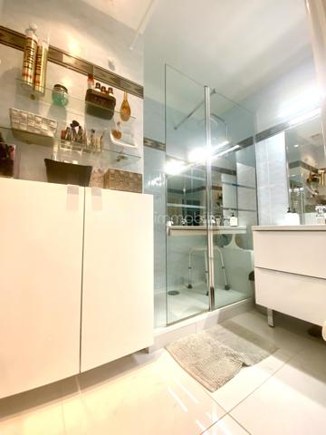 CANNES – BANANE | 65 M² | DERNIER ÉTAGE | TERRASSE 18 M² | 2 CHAMBRES | FORT POTENTIEL LOCATIF
EXCLUSIVITÉ 

À seulement 10 minutes à pied des plages, au cœur du très recherché secteur de la Banane, découvrez ce superbe appartement de 65 m² habitables, situé au 4ᵉ et dernier étage d’un bel immeuble rénové.
Traversant et exposé plein sud, cet appartement entièrement refait à neuf bénéficie d’une belle luminosité et d’une configuration particulièrement adaptée à un investissement d'habitation principale ou locatif.

UN APPARTEMENT ENTIÈREMENT RÉNOVÉ

L’appartement se compose d’une grande pièce à vivre lumineuse et climatisée, d’une cuisine américaine entièrement aménagée, d'une salle de douche et de toilettes indépendants, d'une grande chambre climatisée avec placard et d'un bureau actuellement utilisé en chambre avec fenêtres double vitrage et volets électriques.
Il bénéficie également d’une belle loggia fermée et d’une remarquable terrasse extérieure de 18 m², véritable prolongement de l’espace de vie.

Une télévision est installée dans chaque pièce, un équipement particulièrement adapté à la location.
Les prestations sont soignées : sols en carrelage blanc, nombreuses prises électriques et appartement entièrement rénové, prêt à vivre ou à louer.

DES MENUISERIES NEUVES ET UNE COPROPRIÉTÉ SANS TRAVAUX À PRÉVOIR

Autre atout majeur : les baies vitrées en double vitrage ont été remplacées cette année, apportant confort thermique, isolation et luminosité.
La copropriété a également fait l’objet d’importants travaux d’entretien récemment :

● Parties communes entièrement rénovées cette année
● Ravalement de façade réalisé récemment
● Aucun travaux de copropriété à prévoir

Un véritable avantage pour un acquéreur, et notamment pour un investisseur souhaitant maîtriser ses dépenses et bénéficier d’un bien immédiatement exploitable.
Une cave complète le bien. Idéal pour stocker ses affaires personnelles en cas de location saisonnière.
Dans la cour de la copropriété, des places de stationnement libres permettent également de se garer.

UN EMPLACEMENT PRIVILÉGIÉ
À proximité immédiate des commerces, transports, écoles, lycées et de la gare, et à seulement 10 minutes à pied des plages, il offre une localisation idéale pour un investissement à Cannes.

DES CHARGES PARTICULIÈREMENT MAÎTRISÉES

● Charges de copropriété : environ 460 € par trimestre
● Électricité : environ 67 € par mois

RECAPITULATIF 
● 65 m2 habitable + 18 m2 de terrasse
● 4ᵉ et dernier étage avec ascenseur
● Exposition plein sud
● Appartement traversant
● Climatisation réversible
● Baies vitrées double vitrage neuves
● Cave
● Place de parking libre dans la cours
● Aucun travaux de copropriété à prévoir

UN INVESTISSEMENT CLÉ EN MAIN
Emplacement recherché, 65 m² habitables, deux chambres, terrasse de 18 m², dernier étage, exposition plein sud, rénovation complète, menuiseries neuves, copropriété récemment rénovée et absence de travaux à prévoir : un ensemble d’atouts particulièrement recherché sur le marché cannois.
Un appartement clé en main, offrant un excellent potentiel locatif et idéal pour un investisseur souhaitant acquérir un bien dans la Banane de Cannes avec des charges maîtrisées et sans travaux importants à anticiper.
À visiter rapidement.