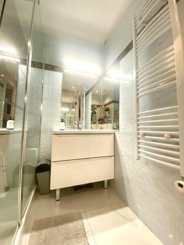 CANNES – BANANE | 65 M² | DERNIER ÉTAGE | TERRASSE 18 M² | 2 CHAMBRES | FORT POTENTIEL LOCATIF
EXCLUSIVITÉ 

À seulement 10 minutes à pied des plages, au cœur du très recherché secteur de la Banane, découvrez ce superbe appartement de 65 m² habitables, situé au 4ᵉ et dernier étage d’un bel immeuble rénové.
Traversant et exposé plein sud, cet appartement entièrement refait à neuf bénéficie d’une belle luminosité et d’une configuration particulièrement adaptée à un investissement d'habitation principale ou locatif.

UN APPARTEMENT ENTIÈREMENT RÉNOVÉ

L’appartement se compose d’une grande pièce à vivre lumineuse et climatisée, d’une cuisine américaine entièrement aménagée, d'une salle de douche et de toilettes indépendants, d'une grande chambre climatisée avec placard et d'un bureau actuellement utilisé en chambre avec fenêtres double vitrage et volets électriques.
Il bénéficie également d’une belle loggia fermée et d’une remarquable terrasse extérieure de 18 m², véritable prolongement de l’espace de vie.

Une télévision est installée dans chaque pièce, un équipement particulièrement adapté à la location.
Les prestations sont soignées : sols en carrelage blanc, nombreuses prises électriques et appartement entièrement rénové, prêt à vivre ou à louer.

DES MENUISERIES NEUVES ET UNE COPROPRIÉTÉ SANS TRAVAUX À PRÉVOIR

Autre atout majeur : les baies vitrées en double vitrage ont été remplacées cette année, apportant confort thermique, isolation et luminosité.
La copropriété a également fait l’objet d’importants travaux d’entretien récemment :

● Parties communes entièrement rénovées cette année
● Ravalement de façade réalisé récemment
● Aucun travaux de copropriété à prévoir

Un véritable avantage pour un acquéreur, et notamment pour un investisseur souhaitant maîtriser ses dépenses et bénéficier d’un bien immédiatement exploitable.
Une cave complète le bien. Idéal pour stocker ses affaires personnelles en cas de location saisonnière.
Dans la cour de la copropriété, des places de stationnement libres permettent également de se garer.

UN EMPLACEMENT PRIVILÉGIÉ
À proximité immédiate des commerces, transports, écoles, lycées et de la gare, et à seulement 10 minutes à pied des plages, il offre une localisation idéale pour un investissement à Cannes.

DES CHARGES PARTICULIÈREMENT MAÎTRISÉES

● Charges de copropriété : environ 460 € par trimestre
● Électricité : environ 67 € par mois

RECAPITULATIF 
● 65 m2 habitable + 18 m2 de terrasse
● 4ᵉ et dernier étage avec ascenseur
● Exposition plein sud
● Appartement traversant
● Climatisation réversible
● Baies vitrées double vitrage neuves
● Cave
● Place de parking libre dans la cours
● Aucun travaux de copropriété à prévoir

UN INVESTISSEMENT CLÉ EN MAIN
Emplacement recherché, 65 m² habitables, deux chambres, terrasse de 18 m², dernier étage, exposition plein sud, rénovation complète, menuiseries neuves, copropriété récemment rénovée et absence de travaux à prévoir : un ensemble d’atouts particulièrement recherché sur le marché cannois.
Un appartement clé en main, offrant un excellent potentiel locatif et idéal pour un investisseur souhaitant acquérir un bien dans la Banane de Cannes avec des charges maîtrisées et sans travaux importants à anticiper.
À visiter rapidement.