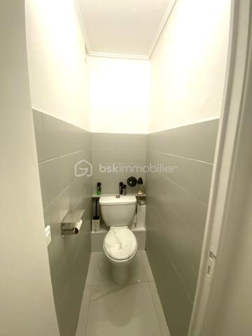 CANNES – BANANE | 65 M² | DERNIER ÉTAGE | TERRASSE 18 M² | 2 CHAMBRES | FORT POTENTIEL LOCATIF
EXCLUSIVITÉ 

À seulement 10 minutes à pied des plages, au cœur du très recherché secteur de la Banane, découvrez ce superbe appartement de 65 m² habitables, situé au 4ᵉ et dernier étage d’un bel immeuble rénové.
Traversant et exposé plein sud, cet appartement entièrement refait à neuf bénéficie d’une belle luminosité et d’une configuration particulièrement adaptée à un investissement d'habitation principale ou locatif.

UN APPARTEMENT ENTIÈREMENT RÉNOVÉ

L’appartement se compose d’une grande pièce à vivre lumineuse et climatisée, d’une cuisine américaine entièrement aménagée, d'une salle de douche et de toilettes indépendants, d'une grande chambre climatisée avec placard et d'un bureau actuellement utilisé en chambre avec fenêtres double vitrage et volets électriques.
Il bénéficie également d’une belle loggia fermée et d’une remarquable terrasse extérieure de 18 m², véritable prolongement de l’espace de vie.

Une télévision est installée dans chaque pièce, un équipement particulièrement adapté à la location.
Les prestations sont soignées : sols en carrelage blanc, nombreuses prises électriques et appartement entièrement rénové, prêt à vivre ou à louer.

DES MENUISERIES NEUVES ET UNE COPROPRIÉTÉ SANS TRAVAUX À PRÉVOIR

Autre atout majeur : les baies vitrées en double vitrage ont été remplacées cette année, apportant confort thermique, isolation et luminosité.
La copropriété a également fait l’objet d’importants travaux d’entretien récemment :

● Parties communes entièrement rénovées cette année
● Ravalement de façade réalisé récemment
● Aucun travaux de copropriété à prévoir

Un véritable avantage pour un acquéreur, et notamment pour un investisseur souhaitant maîtriser ses dépenses et bénéficier d’un bien immédiatement exploitable.
Une cave complète le bien. Idéal pour stocker ses affaires personnelles en cas de location saisonnière.
Dans la cour de la copropriété, des places de stationnement libres permettent également de se garer.

UN EMPLACEMENT PRIVILÉGIÉ
À proximité immédiate des commerces, transports, écoles, lycées et de la gare, et à seulement 10 minutes à pied des plages, il offre une localisation idéale pour un investissement à Cannes.

DES CHARGES PARTICULIÈREMENT MAÎTRISÉES

● Charges de copropriété : environ 460 € par trimestre
● Électricité : environ 67 € par mois

RECAPITULATIF 
● 65 m2 habitable + 18 m2 de terrasse
● 4ᵉ et dernier étage avec ascenseur
● Exposition plein sud
● Appartement traversant
● Climatisation réversible
● Baies vitrées double vitrage neuves
● Cave
● Place de parking libre dans la cours
● Aucun travaux de copropriété à prévoir

UN INVESTISSEMENT CLÉ EN MAIN
Emplacement recherché, 65 m² habitables, deux chambres, terrasse de 18 m², dernier étage, exposition plein sud, rénovation complète, menuiseries neuves, copropriété récemment rénovée et absence de travaux à prévoir : un ensemble d’atouts particulièrement recherché sur le marché cannois.
Un appartement clé en main, offrant un excellent potentiel locatif et idéal pour un investisseur souhaitant acquérir un bien dans la Banane de Cannes avec des charges maîtrisées et sans travaux importants à anticiper.
À visiter rapidement.