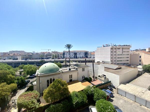 CANNES – BANANE | 65 M² | DERNIER ÉTAGE | TERRASSE 18 M² | 2 CHAMBRES | FORT POTENTIEL LOCATIF
EXCLUSIVITÉ 

À seulement 10 minutes à pied des plages, au cœur du très recherché secteur de la Banane, découvrez ce superbe appartement de 65 m² habitables, situé au 4ᵉ et dernier étage d’un bel immeuble rénové.
Traversant et exposé plein sud, cet appartement entièrement refait à neuf bénéficie d’une belle luminosité et d’une configuration particulièrement adaptée à un investissement d'habitation principale ou locatif.

UN APPARTEMENT ENTIÈREMENT RÉNOVÉ

L’appartement se compose d’une grande pièce à vivre lumineuse et climatisée, d’une cuisine américaine entièrement aménagée, d'une salle de douche et de toilettes indépendants, d'une grande chambre climatisée avec placard et d'un bureau actuellement utilisé en chambre avec fenêtres double vitrage et volets électriques.
Il bénéficie également d’une belle loggia fermée et d’une remarquable terrasse extérieure de 18 m², véritable prolongement de l’espace de vie.

Une télévision est installée dans chaque pièce, un équipement particulièrement adapté à la location.
Les prestations sont soignées : sols en carrelage blanc, nombreuses prises électriques et appartement entièrement rénové, prêt à vivre ou à louer.

DES MENUISERIES NEUVES ET UNE COPROPRIÉTÉ SANS TRAVAUX À PRÉVOIR

Autre atout majeur : les baies vitrées en double vitrage ont été remplacées cette année, apportant confort thermique, isolation et luminosité.
La copropriété a également fait l’objet d’importants travaux d’entretien récemment :

● Parties communes entièrement rénovées cette année
● Ravalement de façade réalisé récemment
● Aucun travaux de copropriété à prévoir

Un véritable avantage pour un acquéreur, et notamment pour un investisseur souhaitant maîtriser ses dépenses et bénéficier d’un bien immédiatement exploitable.
Une cave complète le bien. Idéal pour stocker ses affaires personnelles en cas de location saisonnière.
Dans la cour de la copropriété, des places de stationnement libres permettent également de se garer.

UN EMPLACEMENT PRIVILÉGIÉ
À proximité immédiate des commerces, transports, écoles, lycées et de la gare, et à seulement 10 minutes à pied des plages, il offre une localisation idéale pour un investissement à Cannes.

DES CHARGES PARTICULIÈREMENT MAÎTRISÉES

● Charges de copropriété : environ 460 € par trimestre
● Électricité : environ 67 € par mois

RECAPITULATIF 
● 65 m2 habitable + 18 m2 de terrasse
● 4ᵉ et dernier étage avec ascenseur
● Exposition plein sud
● Appartement traversant
● Climatisation réversible
● Baies vitrées double vitrage neuves
● Cave
● Place de parking libre dans la cours
● Aucun travaux de copropriété à prévoir

UN INVESTISSEMENT CLÉ EN MAIN
Emplacement recherché, 65 m² habitables, deux chambres, terrasse de 18 m², dernier étage, exposition plein sud, rénovation complète, menuiseries neuves, copropriété récemment rénovée et absence de travaux à prévoir : un ensemble d’atouts particulièrement recherché sur le marché cannois.
Un appartement clé en main, offrant un excellent potentiel locatif et idéal pour un investisseur souhaitant acquérir un bien dans la Banane de Cannes avec des charges maîtrisées et sans travaux importants à anticiper.
À visiter rapidement.