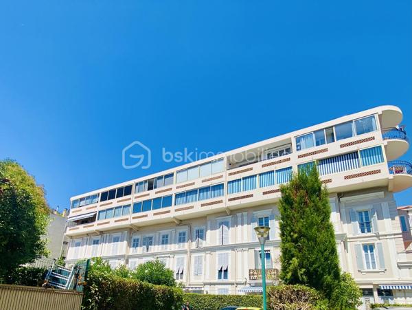CANNES – BANANE | 65 M² | DERNIER ÉTAGE | TERRASSE 18 M² | 2 CHAMBRES | FORT POTENTIEL LOCATIF
EXCLUSIVITÉ 

À seulement 10 minutes à pied des plages, au cœur du très recherché secteur de la Banane, découvrez ce superbe appartement de 65 m² habitables, situé au 4ᵉ et dernier étage d’un bel immeuble rénové.
Traversant et exposé plein sud, cet appartement entièrement refait à neuf bénéficie d’une belle luminosité et d’une configuration particulièrement adaptée à un investissement d'habitation principale ou locatif.

UN APPARTEMENT ENTIÈREMENT RÉNOVÉ

L’appartement se compose d’une grande pièce à vivre lumineuse et climatisée, d’une cuisine américaine entièrement aménagée, d'une salle de douche et de toilettes indépendants, d'une grande chambre climatisée avec placard et d'un bureau actuellement utilisé en chambre avec fenêtres double vitrage et volets électriques.
Il bénéficie également d’une belle loggia fermée et d’une remarquable terrasse extérieure de 18 m², véritable prolongement de l’espace de vie.

Une télévision est installée dans chaque pièce, un équipement particulièrement adapté à la location.
Les prestations sont soignées : sols en carrelage blanc, nombreuses prises électriques et appartement entièrement rénové, prêt à vivre ou à louer.

DES MENUISERIES NEUVES ET UNE COPROPRIÉTÉ SANS TRAVAUX À PRÉVOIR

Autre atout majeur : les baies vitrées en double vitrage ont été remplacées cette année, apportant confort thermique, isolation et luminosité.
La copropriété a également fait l’objet d’importants travaux d’entretien récemment :

● Parties communes entièrement rénovées cette année
● Ravalement de façade réalisé récemment
● Aucun travaux de copropriété à prévoir

Un véritable avantage pour un acquéreur, et notamment pour un investisseur souhaitant maîtriser ses dépenses et bénéficier d’un bien immédiatement exploitable.
Une cave complète le bien. Idéal pour stocker ses affaires personnelles en cas de location saisonnière.
Dans la cour de la copropriété, des places de stationnement libres permettent également de se garer.

UN EMPLACEMENT PRIVILÉGIÉ
À proximité immédiate des commerces, transports, écoles, lycées et de la gare, et à seulement 10 minutes à pied des plages, il offre une localisation idéale pour un investissement à Cannes.

DES CHARGES PARTICULIÈREMENT MAÎTRISÉES

● Charges de copropriété : environ 460 € par trimestre
● Électricité : environ 67 € par mois

RECAPITULATIF 
● 65 m2 habitable + 18 m2 de terrasse
● 4ᵉ et dernier étage avec ascenseur
● Exposition plein sud
● Appartement traversant
● Climatisation réversible
● Baies vitrées double vitrage neuves
● Cave
● Place de parking libre dans la cours
● Aucun travaux de copropriété à prévoir

UN INVESTISSEMENT CLÉ EN MAIN
Emplacement recherché, 65 m² habitables, deux chambres, terrasse de 18 m², dernier étage, exposition plein sud, rénovation complète, menuiseries neuves, copropriété récemment rénovée et absence de travaux à prévoir : un ensemble d’atouts particulièrement recherché sur le marché cannois.
Un appartement clé en main, offrant un excellent potentiel locatif et idéal pour un investisseur souhaitant acquérir un bien dans la Banane de Cannes avec des charges maîtrisées et sans travaux importants à anticiper.
À visiter rapidement.