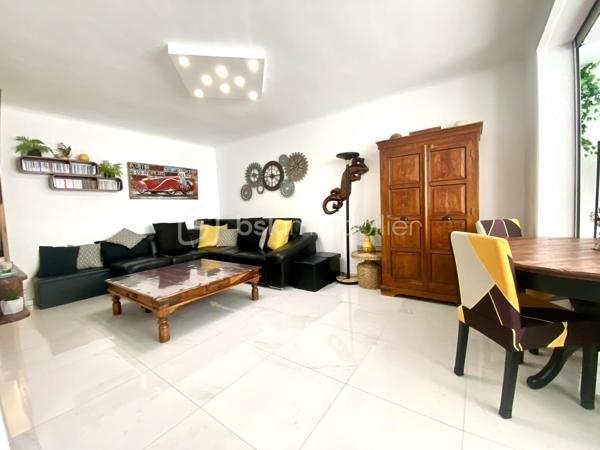 CANNES – BANANE | 65 M² | DERNIER ÉTAGE | TERRASSE 18 M² | 2 CHAMBRES | FORT POTENTIEL LOCATIF
EXCLUSIVITÉ 

À seulement 10 minutes à pied des plages, au cœur du très recherché secteur de la Banane, découvrez ce superbe appartement de 65 m² habitables, situé au 4ᵉ et dernier étage d’un bel immeuble rénové.
Traversant et exposé plein sud, cet appartement entièrement refait à neuf bénéficie d’une belle luminosité et d’une configuration particulièrement adaptée à un investissement d'habitation principale ou locatif.

UN APPARTEMENT ENTIÈREMENT RÉNOVÉ

L’appartement se compose d’une grande pièce à vivre lumineuse et climatisée, d’une cuisine américaine entièrement aménagée, d'une salle de douche et de toilettes indépendants, d'une grande chambre climatisée avec placard et d'un bureau actuellement utilisé en chambre avec fenêtres double vitrage et volets électriques.
Il bénéficie également d’une belle loggia fermée et d’une remarquable terrasse extérieure de 18 m², véritable prolongement de l’espace de vie.

Une télévision est installée dans chaque pièce, un équipement particulièrement adapté à la location.
Les prestations sont soignées : sols en carrelage blanc, nombreuses prises électriques et appartement entièrement rénové, prêt à vivre ou à louer.

DES MENUISERIES NEUVES ET UNE COPROPRIÉTÉ SANS TRAVAUX À PRÉVOIR

Autre atout majeur : les baies vitrées en double vitrage ont été remplacées cette année, apportant confort thermique, isolation et luminosité.
La copropriété a également fait l’objet d’importants travaux d’entretien récemment :

● Parties communes entièrement rénovées cette année
● Ravalement de façade réalisé récemment
● Aucun travaux de copropriété à prévoir

Un véritable avantage pour un acquéreur, et notamment pour un investisseur souhaitant maîtriser ses dépenses et bénéficier d’un bien immédiatement exploitable.
Une cave complète le bien. Idéal pour stocker ses affaires personnelles en cas de location saisonnière.
Dans la cour de la copropriété, des places de stationnement libres permettent également de se garer.

UN EMPLACEMENT PRIVILÉGIÉ
À proximité immédiate des commerces, transports, écoles, lycées et de la gare, et à seulement 10 minutes à pied des plages, il offre une localisation idéale pour un investissement à Cannes.

DES CHARGES PARTICULIÈREMENT MAÎTRISÉES

● Charges de copropriété : environ 460 € par trimestre
● Électricité : environ 67 € par mois

RECAPITULATIF 
● 65 m2 habitable + 18 m2 de terrasse
● 4ᵉ et dernier étage avec ascenseur
● Exposition plein sud
● Appartement traversant
● Climatisation réversible
● Baies vitrées double vitrage neuves
● Cave
● Place de parking libre dans la cours
● Aucun travaux de copropriété à prévoir

UN INVESTISSEMENT CLÉ EN MAIN
Emplacement recherché, 65 m² habitables, deux chambres, terrasse de 18 m², dernier étage, exposition plein sud, rénovation complète, menuiseries neuves, copropriété récemment rénovée et absence de travaux à prévoir : un ensemble d’atouts particulièrement recherché sur le marché cannois.
Un appartement clé en main, offrant un excellent potentiel locatif et idéal pour un investisseur souhaitant acquérir un bien dans la Banane de Cannes avec des charges maîtrisées et sans travaux importants à anticiper.
À visiter rapidement.