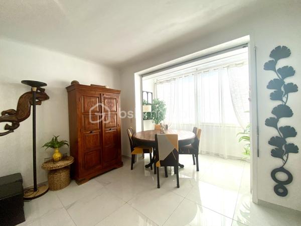 CANNES – BANANE | 65 M² | DERNIER ÉTAGE | TERRASSE 18 M² | 2 CHAMBRES | FORT POTENTIEL LOCATIF
EXCLUSIVITÉ 

À seulement 10 minutes à pied des plages, au cœur du très recherché secteur de la Banane, découvrez ce superbe appartement de 65 m² habitables, situé au 4ᵉ et dernier étage d’un bel immeuble rénové.
Traversant et exposé plein sud, cet appartement entièrement refait à neuf bénéficie d’une belle luminosité et d’une configuration particulièrement adaptée à un investissement d'habitation principale ou locatif.

UN APPARTEMENT ENTIÈREMENT RÉNOVÉ

L’appartement se compose d’une grande pièce à vivre lumineuse et climatisée, d’une cuisine américaine entièrement aménagée, d'une salle de douche et de toilettes indépendants, d'une grande chambre climatisée avec placard et d'un bureau actuellement utilisé en chambre avec fenêtres double vitrage et volets électriques.
Il bénéficie également d’une belle loggia fermée et d’une remarquable terrasse extérieure de 18 m², véritable prolongement de l’espace de vie.

Une télévision est installée dans chaque pièce, un équipement particulièrement adapté à la location.
Les prestations sont soignées : sols en carrelage blanc, nombreuses prises électriques et appartement entièrement rénové, prêt à vivre ou à louer.

DES MENUISERIES NEUVES ET UNE COPROPRIÉTÉ SANS TRAVAUX À PRÉVOIR

Autre atout majeur : les baies vitrées en double vitrage ont été remplacées cette année, apportant confort thermique, isolation et luminosité.
La copropriété a également fait l’objet d’importants travaux d’entretien récemment :

● Parties communes entièrement rénovées cette année
● Ravalement de façade réalisé récemment
● Aucun travaux de copropriété à prévoir

Un véritable avantage pour un acquéreur, et notamment pour un investisseur souhaitant maîtriser ses dépenses et bénéficier d’un bien immédiatement exploitable.
Une cave complète le bien. Idéal pour stocker ses affaires personnelles en cas de location saisonnière.
Dans la cour de la copropriété, des places de stationnement libres permettent également de se garer.

UN EMPLACEMENT PRIVILÉGIÉ
À proximité immédiate des commerces, transports, écoles, lycées et de la gare, et à seulement 10 minutes à pied des plages, il offre une localisation idéale pour un investissement à Cannes.

DES CHARGES PARTICULIÈREMENT MAÎTRISÉES

● Charges de copropriété : environ 460 € par trimestre
● Électricité : environ 67 € par mois

RECAPITULATIF 
● 65 m2 habitable + 18 m2 de terrasse
● 4ᵉ et dernier étage avec ascenseur
● Exposition plein sud
● Appartement traversant
● Climatisation réversible
● Baies vitrées double vitrage neuves
● Cave
● Place de parking libre dans la cours
● Aucun travaux de copropriété à prévoir

UN INVESTISSEMENT CLÉ EN MAIN
Emplacement recherché, 65 m² habitables, deux chambres, terrasse de 18 m², dernier étage, exposition plein sud, rénovation complète, menuiseries neuves, copropriété récemment rénovée et absence de travaux à prévoir : un ensemble d’atouts particulièrement recherché sur le marché cannois.
Un appartement clé en main, offrant un excellent potentiel locatif et idéal pour un investisseur souhaitant acquérir un bien dans la Banane de Cannes avec des charges maîtrisées et sans travaux importants à anticiper.
À visiter rapidement.