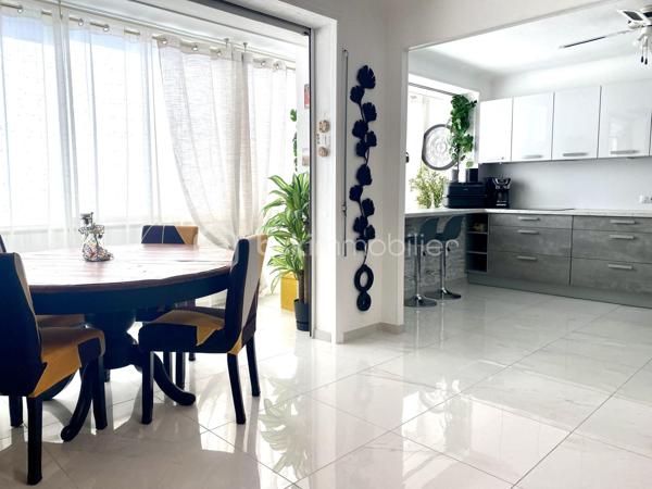 CANNES – BANANE | 65 M² | DERNIER ÉTAGE | TERRASSE 18 M² | 2 CHAMBRES | FORT POTENTIEL LOCATIF
EXCLUSIVITÉ 

À seulement 10 minutes à pied des plages, au cœur du très recherché secteur de la Banane, découvrez ce superbe appartement de 65 m² habitables, situé au 4ᵉ et dernier étage d’un bel immeuble rénové.
Traversant et exposé plein sud, cet appartement entièrement refait à neuf bénéficie d’une belle luminosité et d’une configuration particulièrement adaptée à un investissement d'habitation principale ou locatif.

UN APPARTEMENT ENTIÈREMENT RÉNOVÉ

L’appartement se compose d’une grande pièce à vivre lumineuse et climatisée, d’une cuisine américaine entièrement aménagée, d'une salle de douche et de toilettes indépendants, d'une grande chambre climatisée avec placard et d'un bureau actuellement utilisé en chambre avec fenêtres double vitrage et volets électriques.
Il bénéficie également d’une belle loggia fermée et d’une remarquable terrasse extérieure de 18 m², véritable prolongement de l’espace de vie.

Une télévision est installée dans chaque pièce, un équipement particulièrement adapté à la location.
Les prestations sont soignées : sols en carrelage blanc, nombreuses prises électriques et appartement entièrement rénové, prêt à vivre ou à louer.

DES MENUISERIES NEUVES ET UNE COPROPRIÉTÉ SANS TRAVAUX À PRÉVOIR

Autre atout majeur : les baies vitrées en double vitrage ont été remplacées cette année, apportant confort thermique, isolation et luminosité.
La copropriété a également fait l’objet d’importants travaux d’entretien récemment :

● Parties communes entièrement rénovées cette année
● Ravalement de façade réalisé récemment
● Aucun travaux de copropriété à prévoir

Un véritable avantage pour un acquéreur, et notamment pour un investisseur souhaitant maîtriser ses dépenses et bénéficier d’un bien immédiatement exploitable.
Une cave complète le bien. Idéal pour stocker ses affaires personnelles en cas de location saisonnière.
Dans la cour de la copropriété, des places de stationnement libres permettent également de se garer.

UN EMPLACEMENT PRIVILÉGIÉ
À proximité immédiate des commerces, transports, écoles, lycées et de la gare, et à seulement 10 minutes à pied des plages, il offre une localisation idéale pour un investissement à Cannes.

DES CHARGES PARTICULIÈREMENT MAÎTRISÉES

● Charges de copropriété : environ 460 € par trimestre
● Électricité : environ 67 € par mois

RECAPITULATIF 
● 65 m2 habitable + 18 m2 de terrasse
● 4ᵉ et dernier étage avec ascenseur
● Exposition plein sud
● Appartement traversant
● Climatisation réversible
● Baies vitrées double vitrage neuves
● Cave
● Place de parking libre dans la cours
● Aucun travaux de copropriété à prévoir

UN INVESTISSEMENT CLÉ EN MAIN
Emplacement recherché, 65 m² habitables, deux chambres, terrasse de 18 m², dernier étage, exposition plein sud, rénovation complète, menuiseries neuves, copropriété récemment rénovée et absence de travaux à prévoir : un ensemble d’atouts particulièrement recherché sur le marché cannois.
Un appartement clé en main, offrant un excellent potentiel locatif et idéal pour un investisseur souhaitant acquérir un bien dans la Banane de Cannes avec des charges maîtrisées et sans travaux importants à anticiper.
À visiter rapidement.